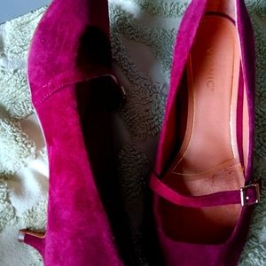 Ladies Vionic size 9  color  Color Wine